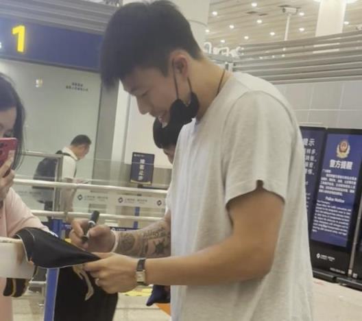 新援张镇麟抵达浦东机场，即将与上海男篮会合